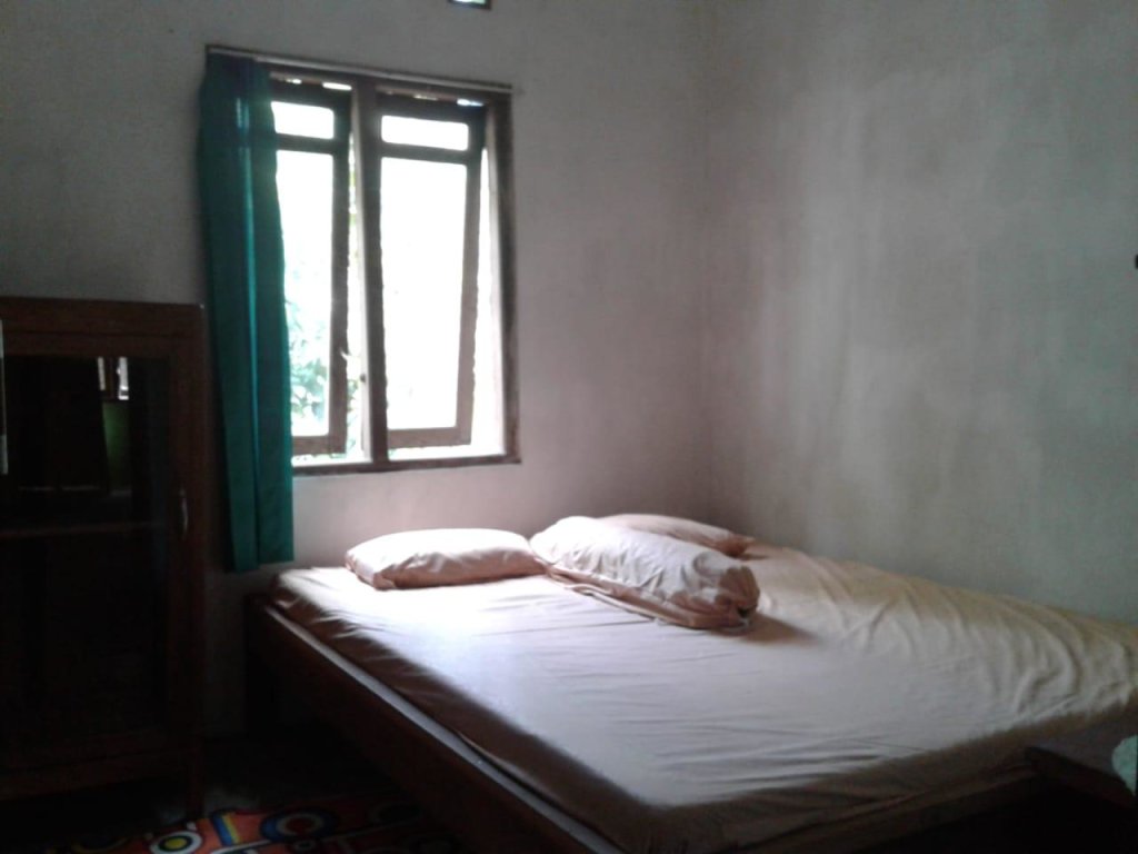 Кровать в общем номере Sukarman Homestay