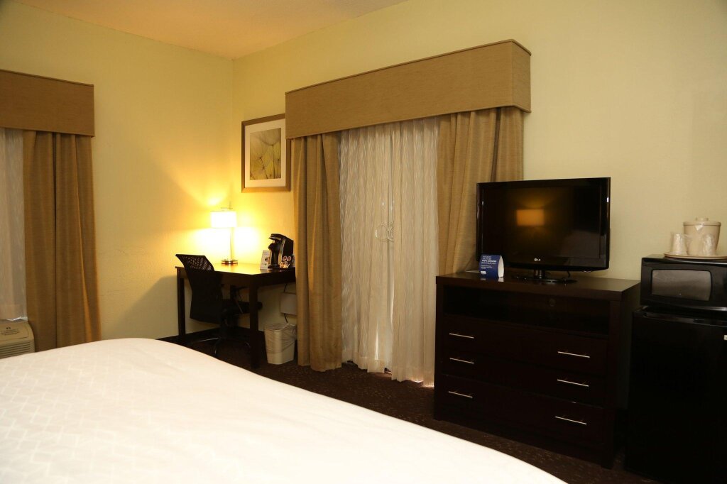 Двухместный люкс Holiday Inn Express & Suites Cleveland
