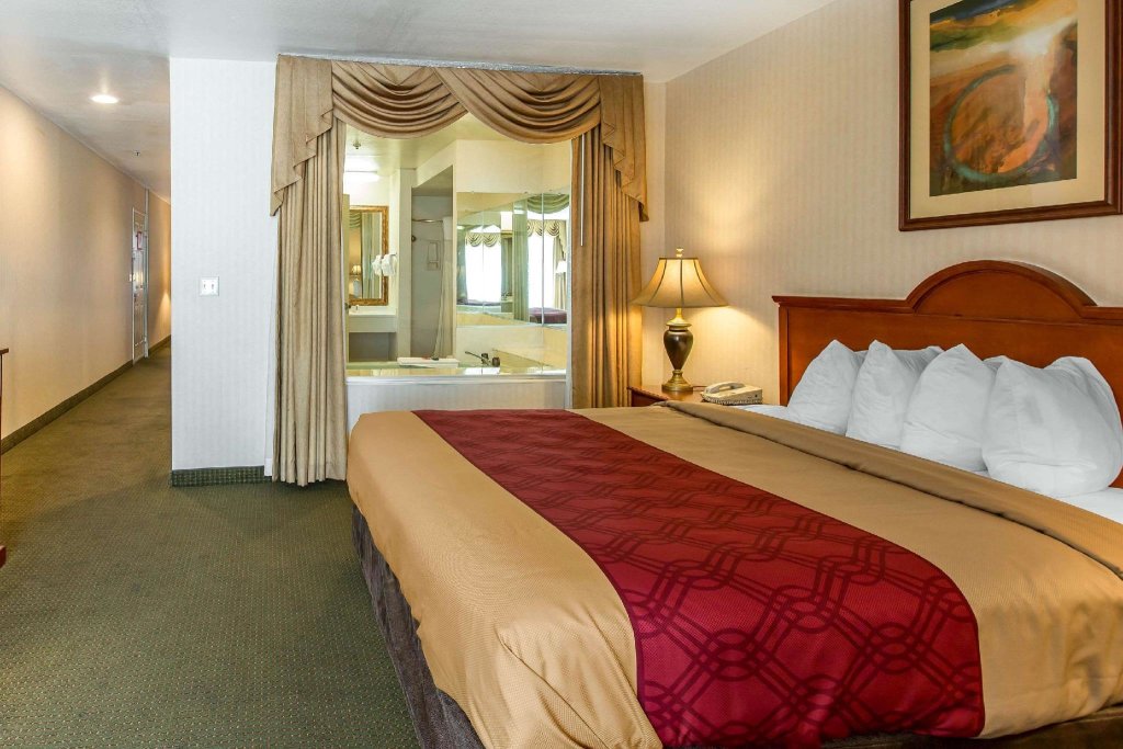 Люкс Econo Lodge Inn & Suites Riverside - Corona