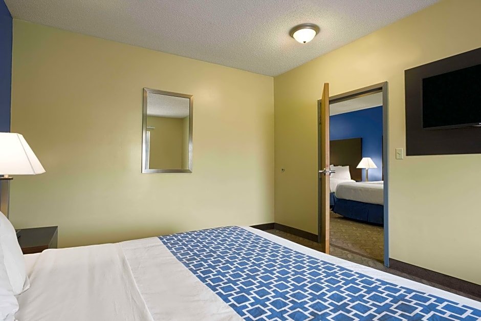 Четырёхместный люкс c 1 комнатой Days Inn & Suites by Wyndham Cherry Hill - Philadelphia