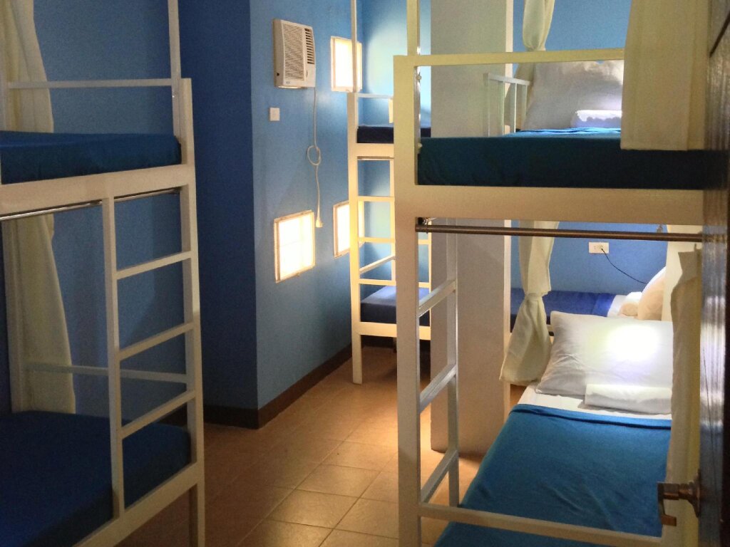 Кровать в общем номере (мужской номер) Crossroads Hostel Manila