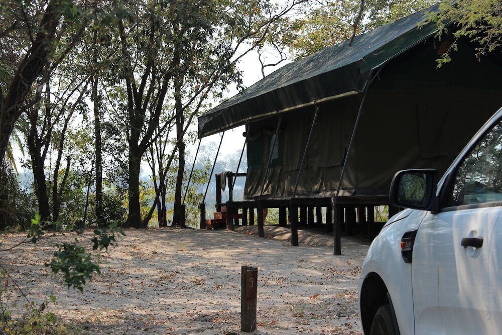 Тент с балконом Ndhovu Safari Lodge