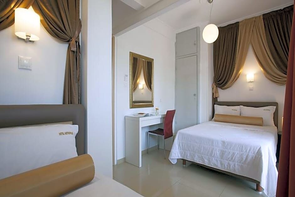 Standard Triple room with balcony and with city view Metropolis Hotel