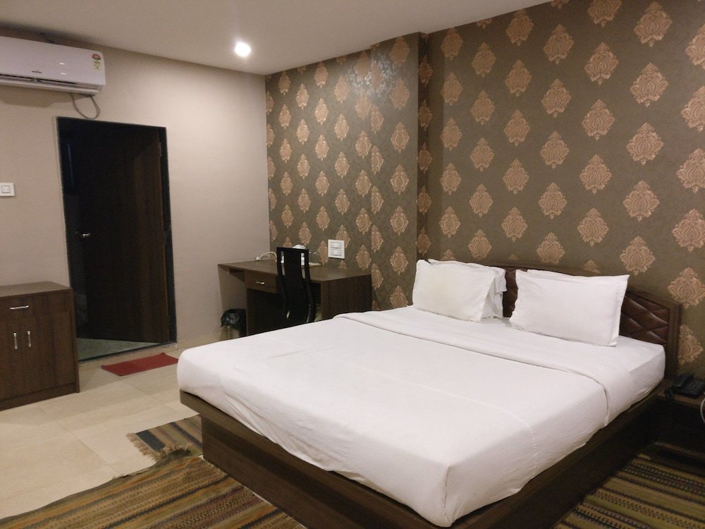 Deluxe room Hiranya Resorts