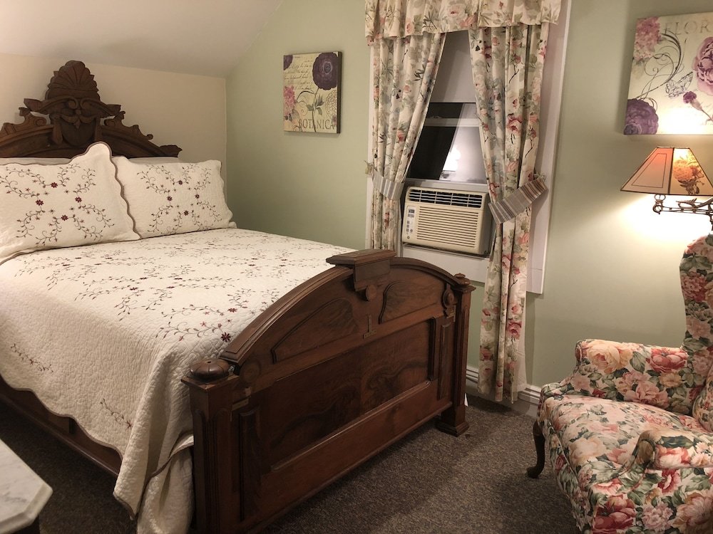 Deluxe Double room with garden view Alpine Haus Bed & Breakfast Inn