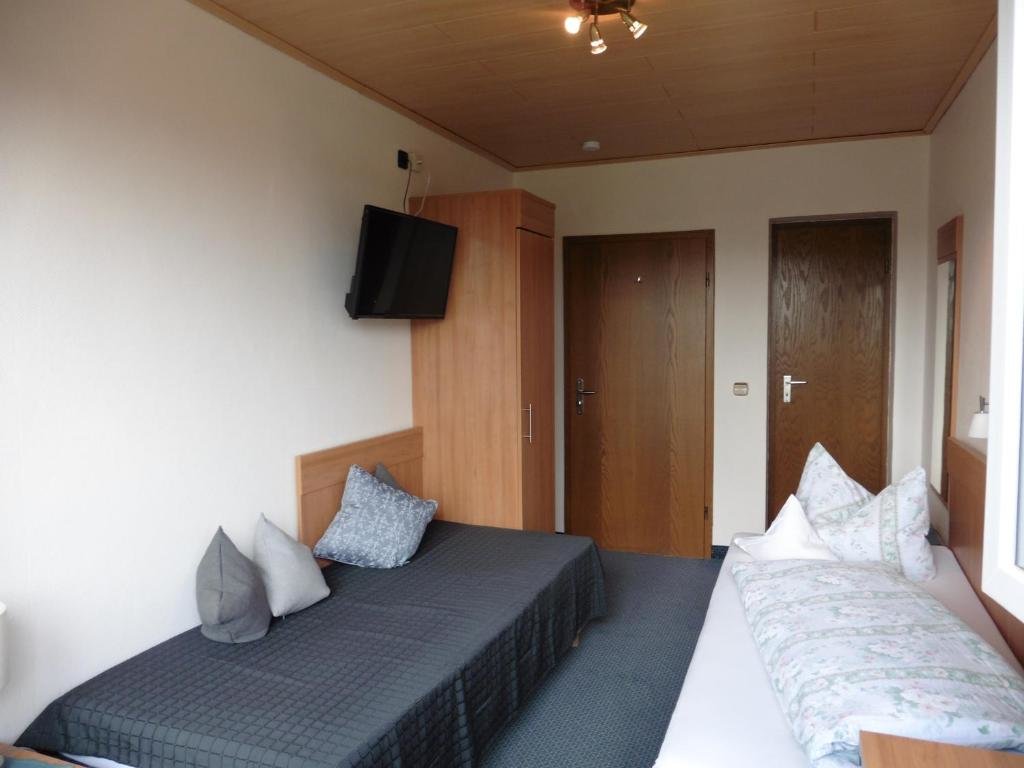 Standard Einzel Zimmer mit Balkon Café- Pension Fernblick, incl MeineCardPlus