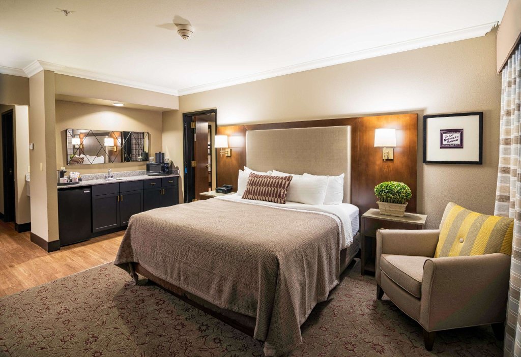 Двухместный люкс с 2 комнатами Best Western Premier Helena Great Northern Hotel