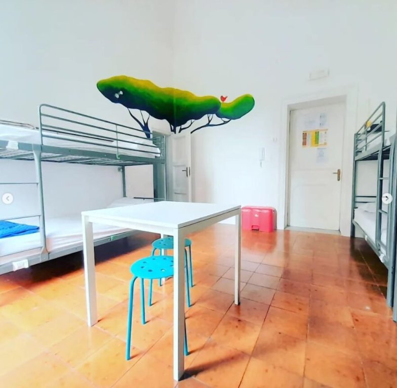 Кровать в общем номере с балконом A Casa di Amici