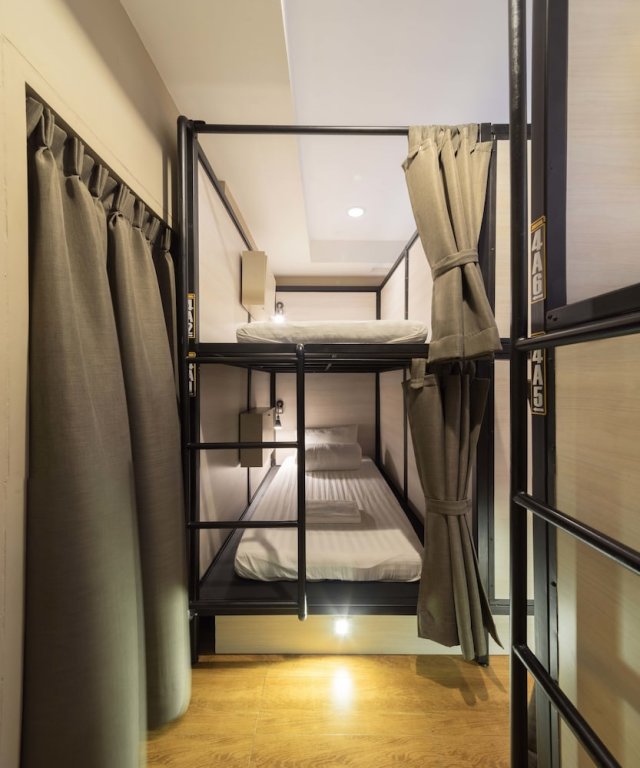 Кровать в общем номере с балконом Augusta