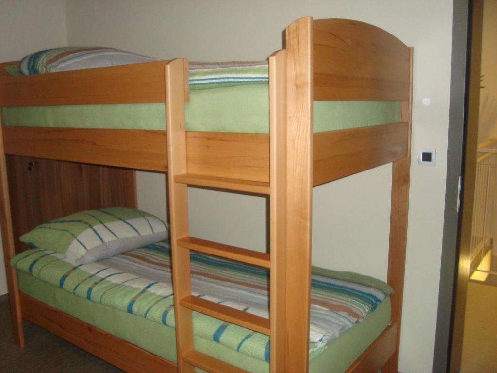 Кровать в общем номере Hostel Plus Caffe