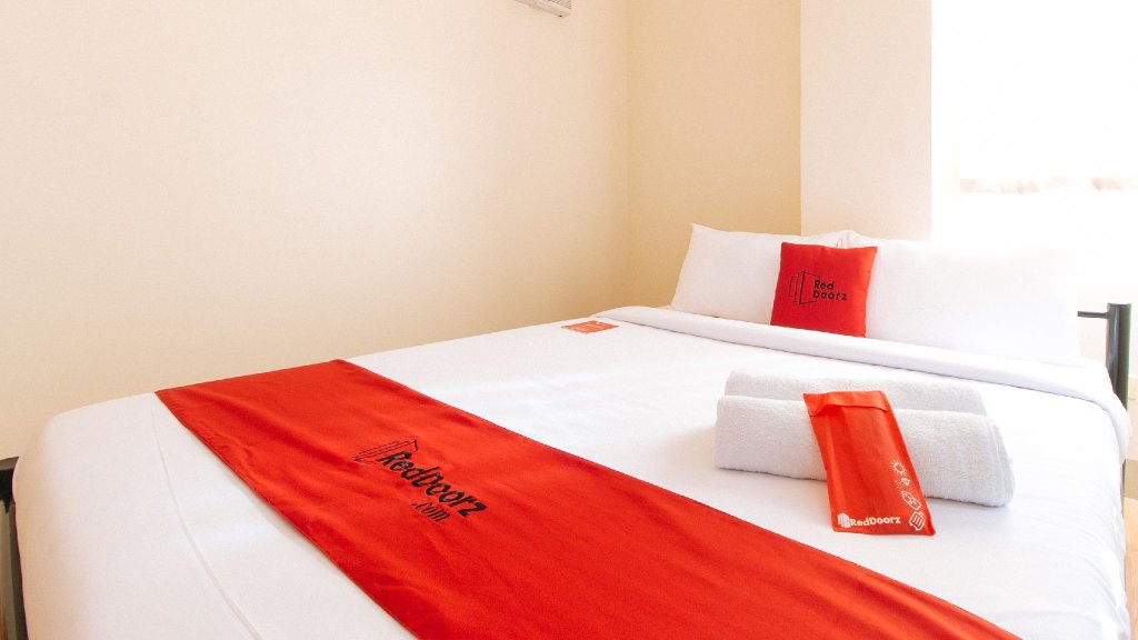 Standard room RedDoorz Plus @ IMU1 Suites Paranaque