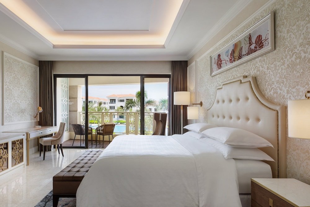 Standard Double room with balcony and with pool view Sheraton Grand Danang Resort & Convention Center