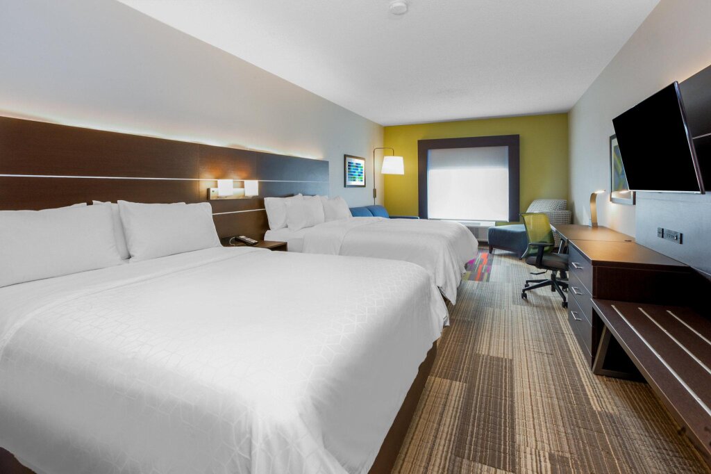 Двухместный люкс Holiday Inn Express Hotel & Suites Woodhaven, an IHG Hotel