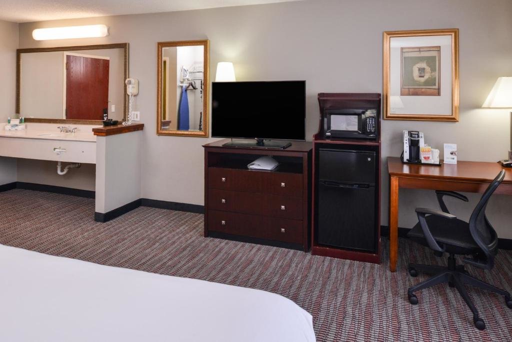 Suite Holiday Inn Express Hotel & Suites North Little Rock, an IHG Hotel