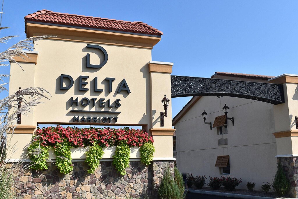 Люкс Delta Hotels by Marriott Indianapolis East