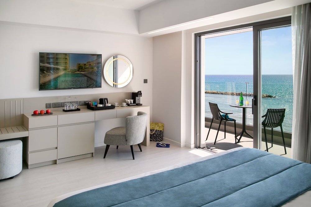 Двухместный номер Superior с балконом и с видом на море Mercure Larnaca Beach Resort