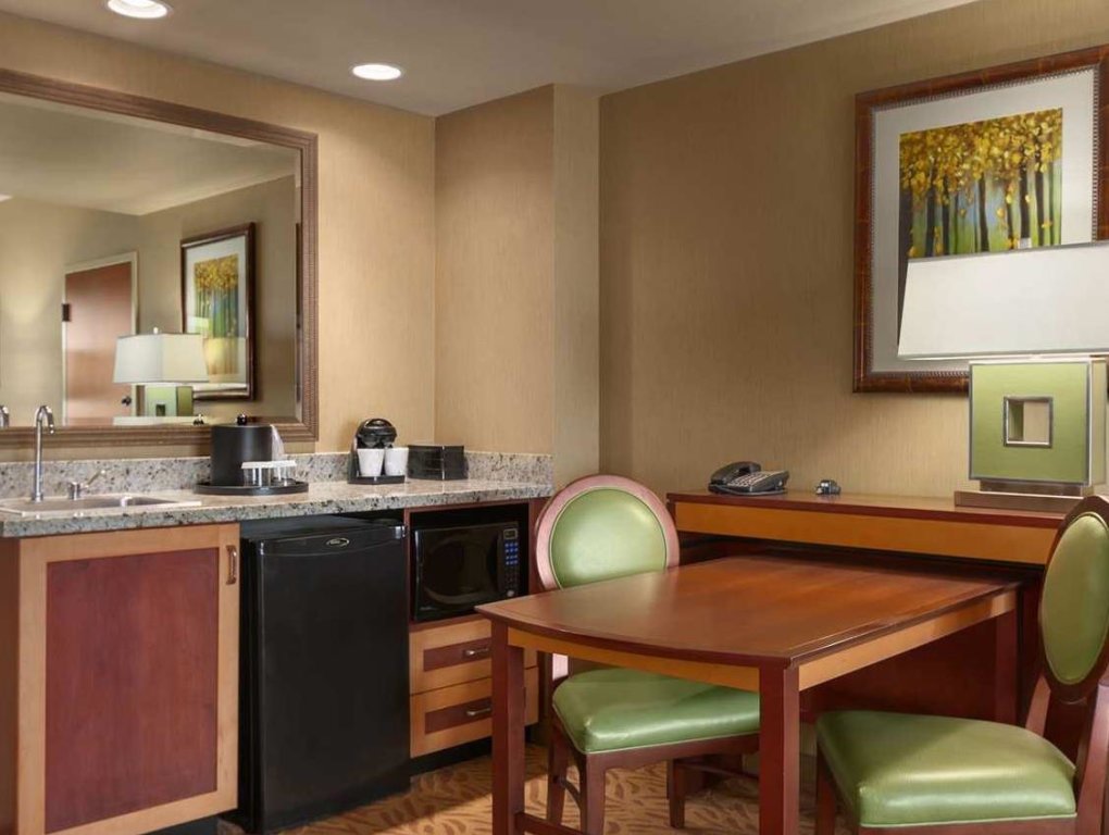 Номер Executive Embassy Suites Omaha- La Vista/ Hotel & Conference Center