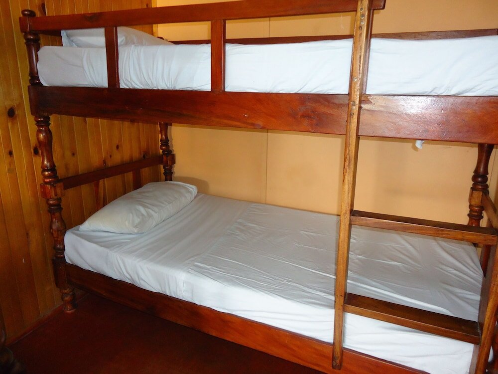 Кровать в общем номере Flintstones Backpackers