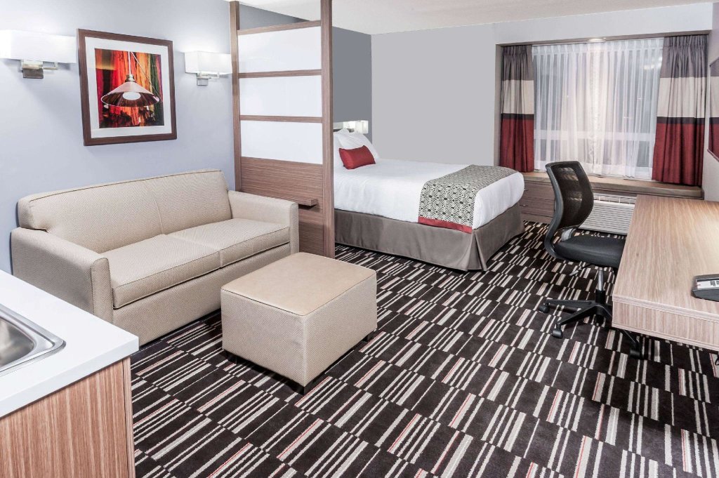 Двухместный люкс c 1 комнатой Microtel Inn & Suites by Wyndham Fort St John