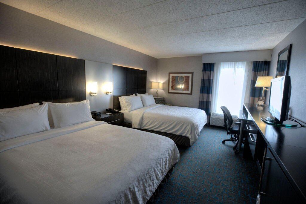 Четырёхместный номер Standard Holiday Inn Express Janesville-I-90 & US Highway 14, an IHG Hotel