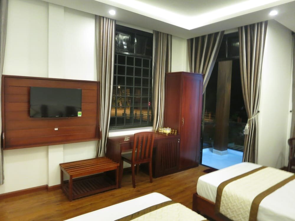 Deluxe Triple room with balcony Azalea Homestay