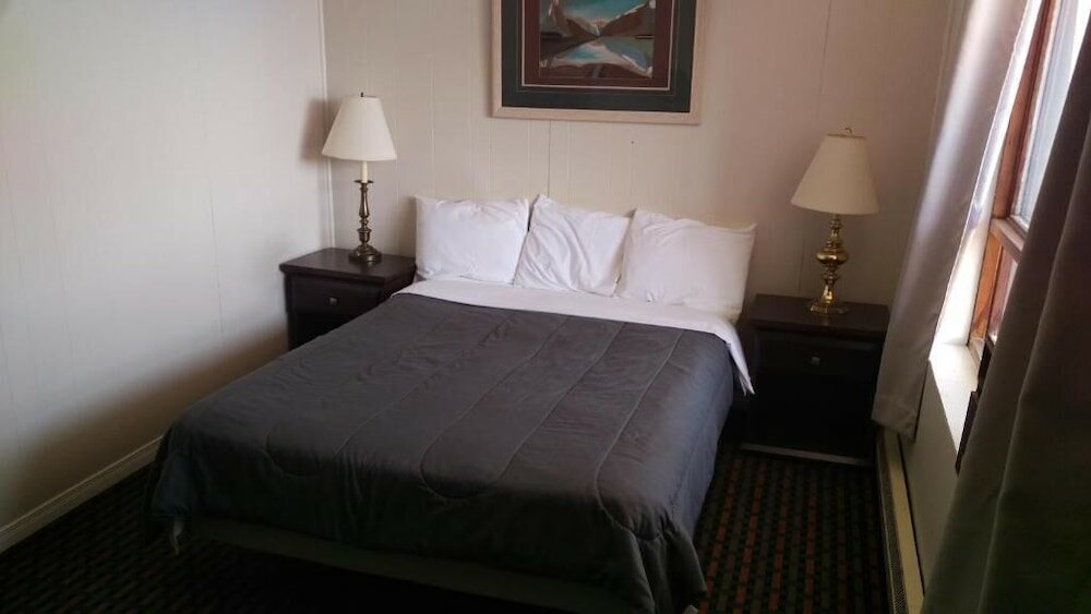 Comfort room Frontiersman Motel