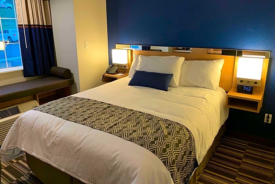 Люкс Deluxe Microtel Inn & Suites by Wyndham Woodland Park