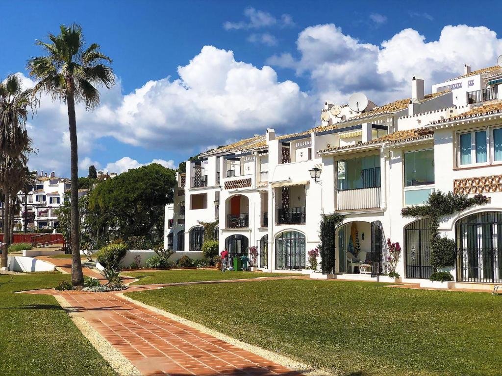 Апартаменты Dona Lola Micaela - fully equiped 1 bedroom ground floor beach front apartment with direct access to the beach of Calahonda - Costa del Sol - CS155