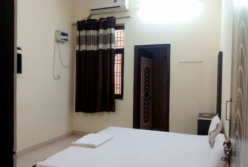 Deluxe room Goroomgo Laddu Gopal Guest HouseMathura