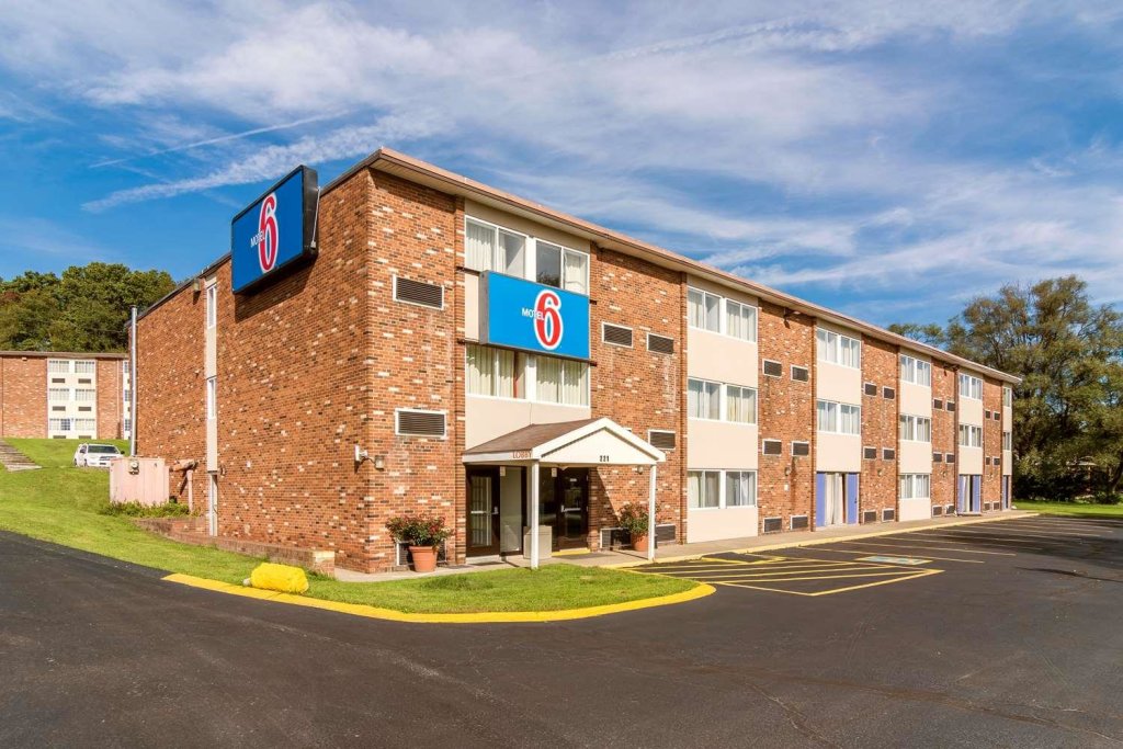 Standard Zimmer Motel 6-New Stanton, PA