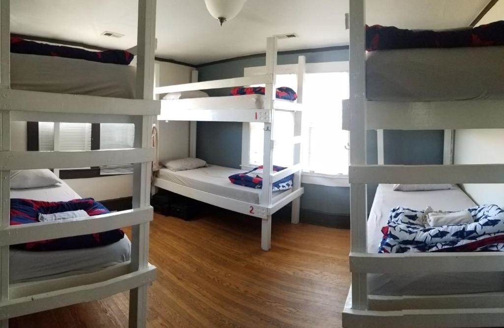 Кровать в общем номере Bon Paul & Sharky's Hostel