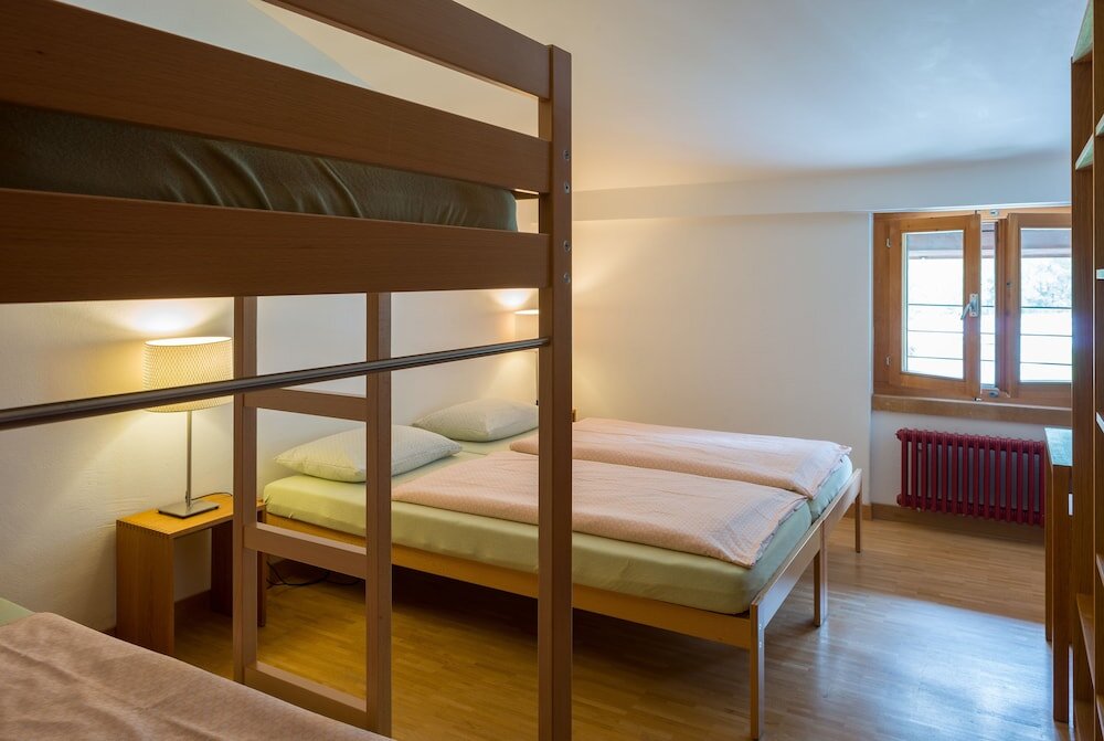 Кровать в общем номере (женский номер) Pontresina Youth Hostel