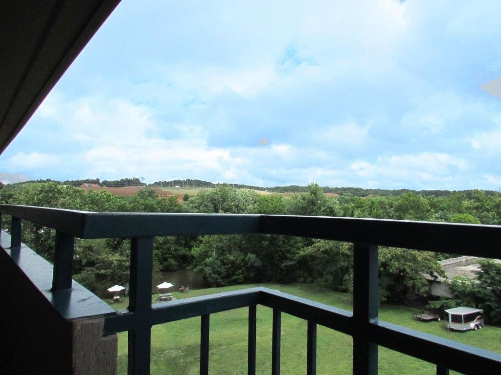 Двухместный номер Superior с балконом и с видом на горы Arbors at Island Landing Hotel & Suites