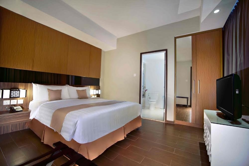 Семейные апартаменты с 3 комнатами The Malibu Suites Balikpapan by Sissae Living