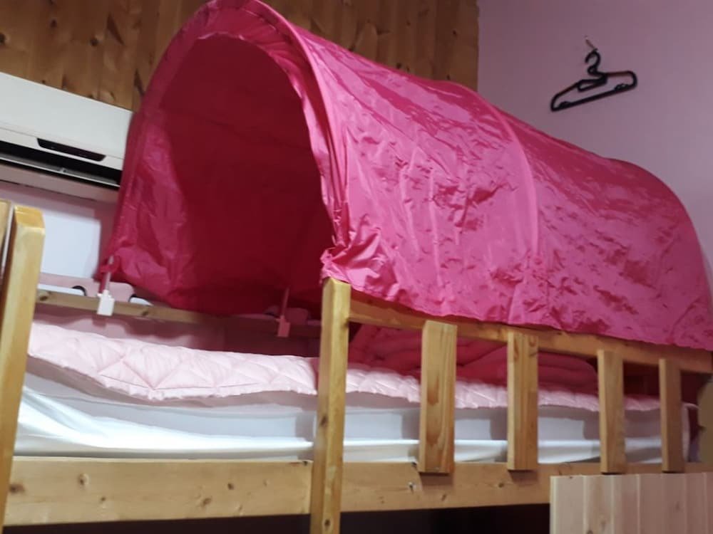 Кровать в общем номере (женский номер) Jejudoparty Guesthouse Yeon - Hostel