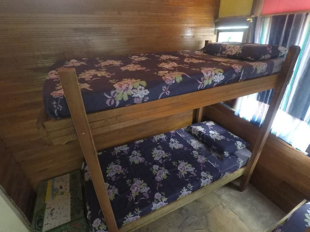Кровать в общем номере La Playa Hostel