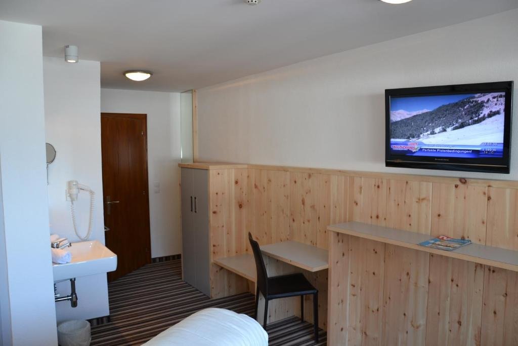 Standard Double room with mountain view Familienhotel Alpina ALL INKLUSIVE