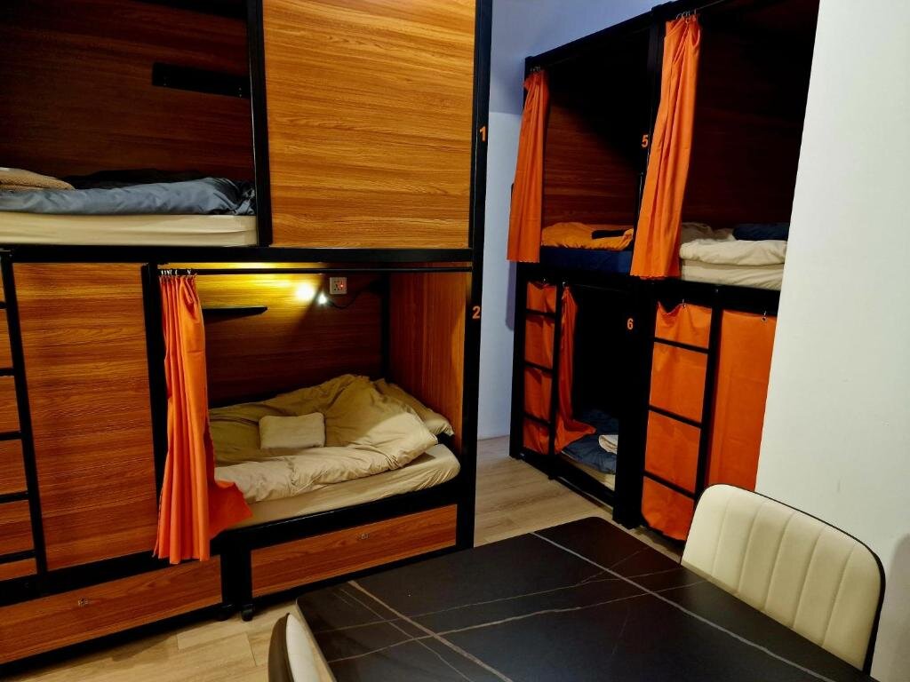 Кровать в общем номере Recharge Hostel
