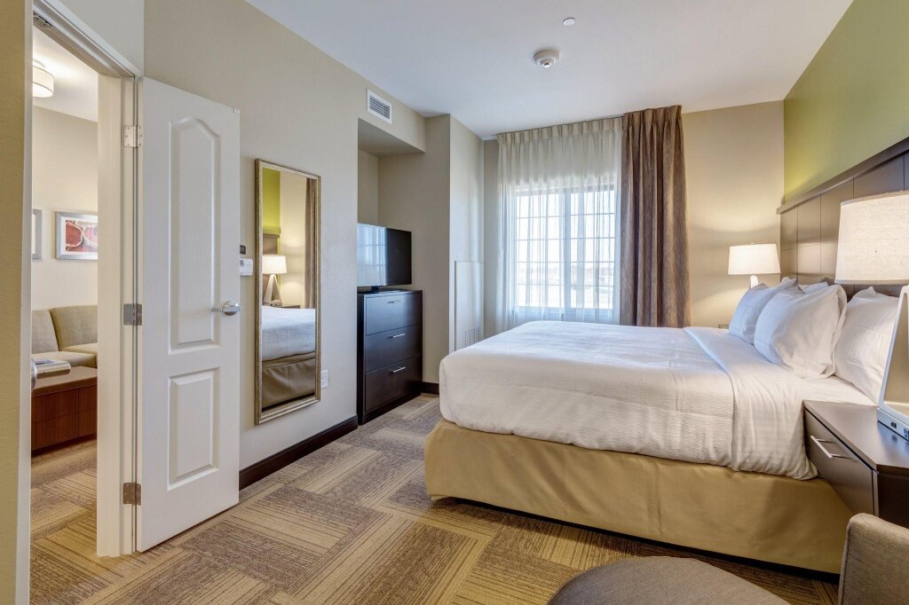Двухместный номер Standard c 1 комнатой Staybridge Suites St Louis - Westport, an IHG hotel