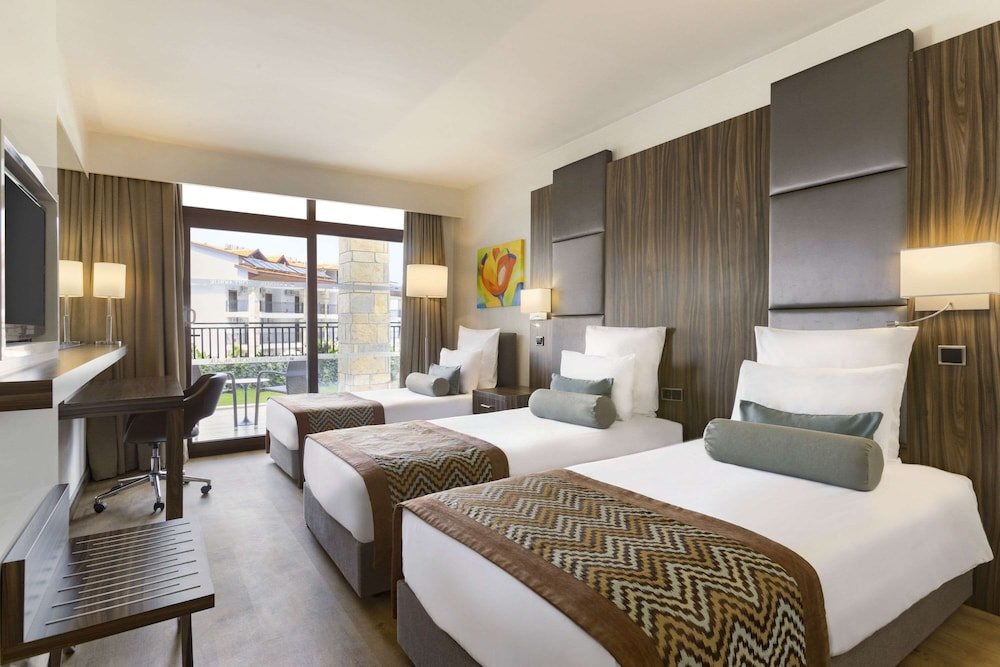 Habitación triple Estándar con balcón y con vista al terreno Ramada Resort by Wyndham Akbuk