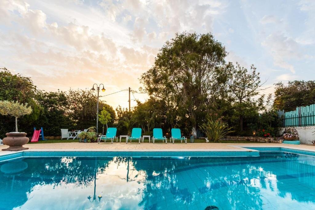 Вилла Beachfront luxury villa-Private pool,Garden Heaven