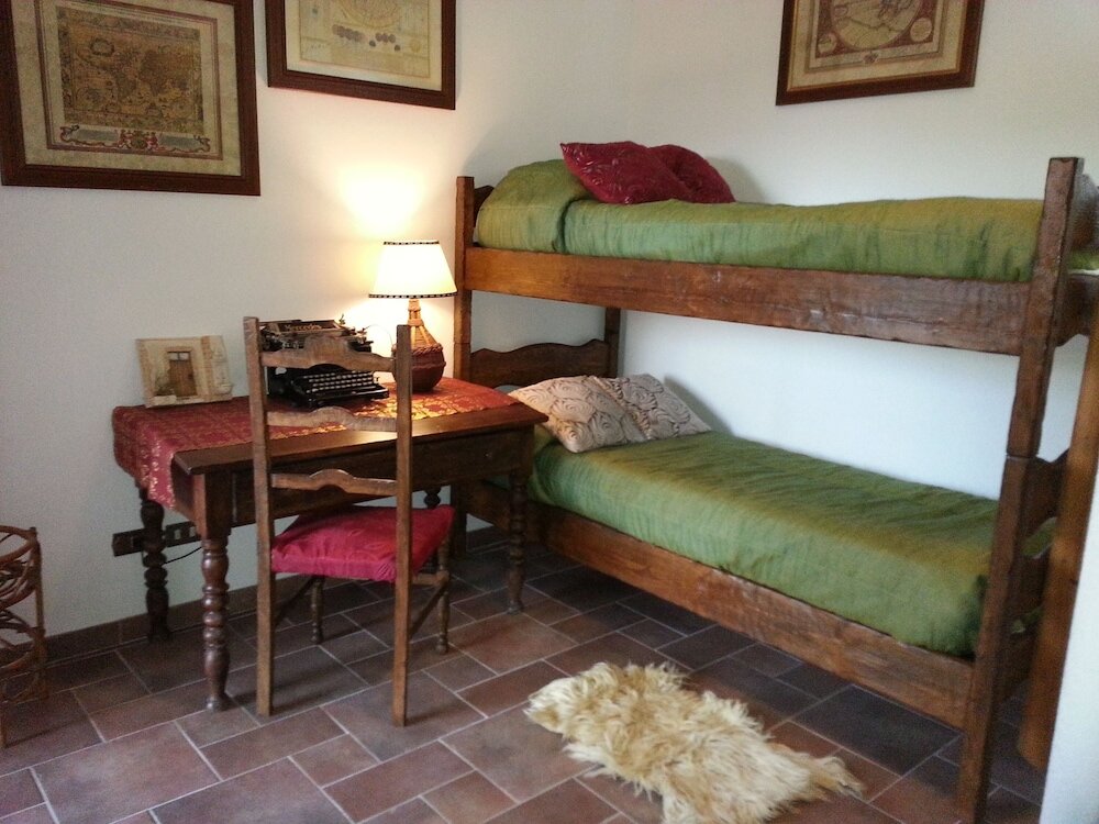 Четырёхместный семейный номер Standard с 2 комнатами с видом на сад B&B Antica Botte Sassari