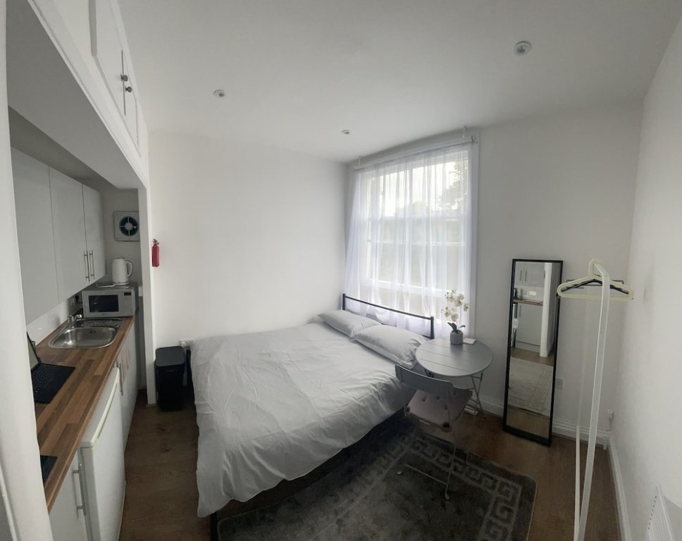 Studio Charming Studio in London - 1 Person Only