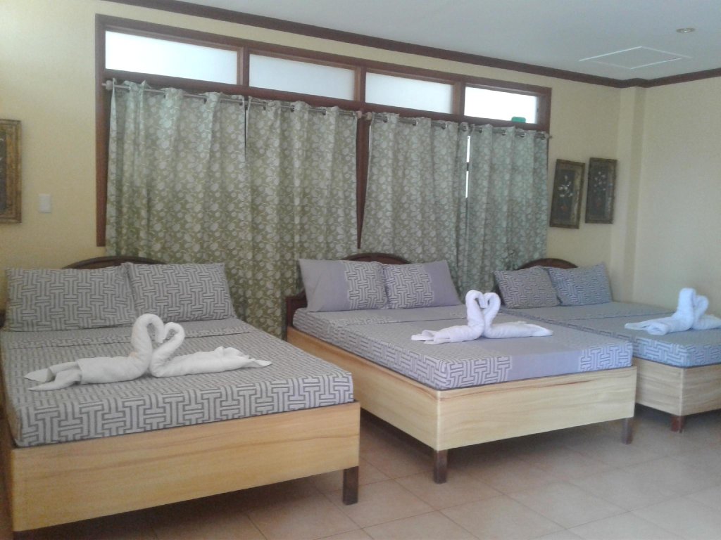 Кровать в общем номере Panglao Kalikasan Dive Resort