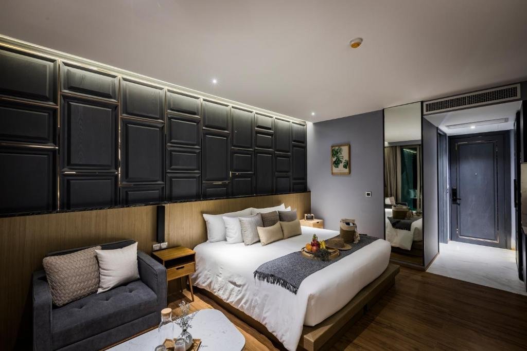 Deluxe Doppel Zimmer mit Poolblick Wyndham Grand Nai Harn Beach Phuket - SHA Extra Plus