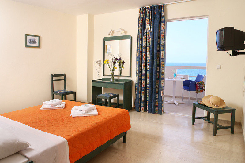 Standard Dreier Zimmer mit Balkon und mit eingeschränktem Meerblick Evelyn Beach Hotel