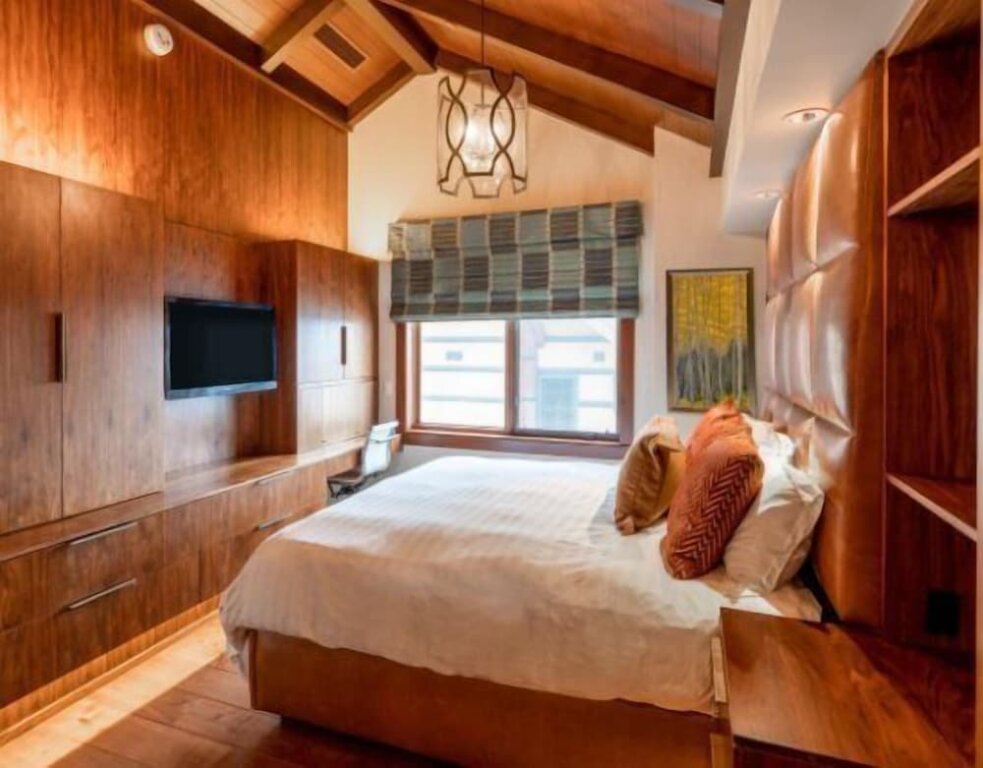 Luxury room Luxury Ski in, Ski out 3 Bedroom Mountain Resort Vacation Rental in the Heart of Snowmass Base Village