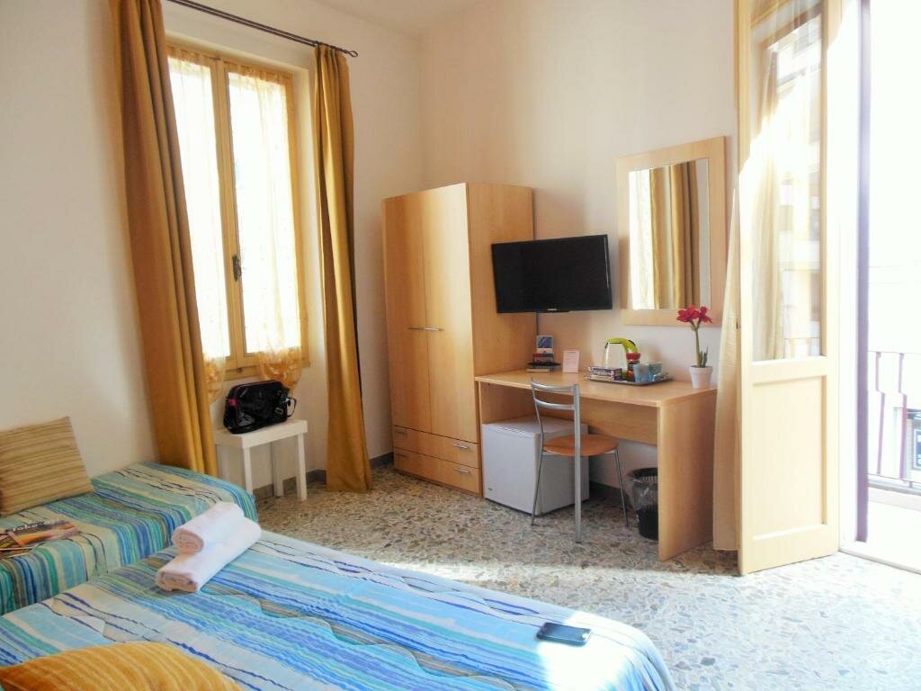 Standard Triple room with balcony Actinia Accommodation