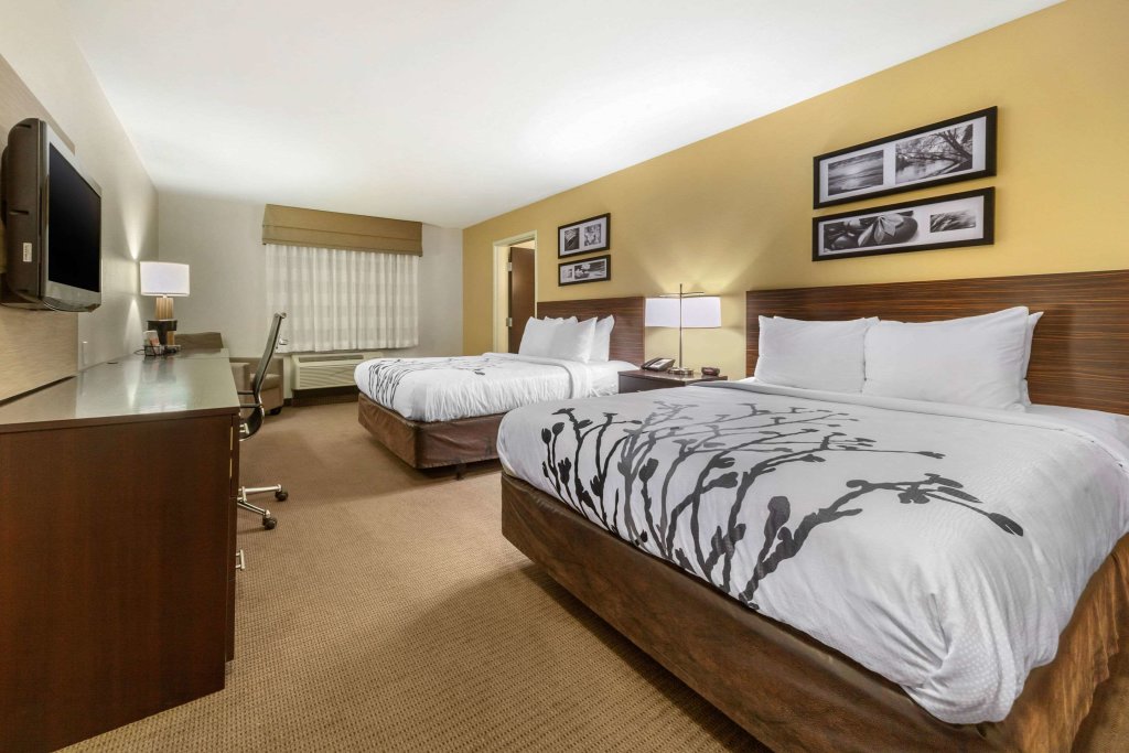 Четырёхместный номер Standard Sleep Inn & Suites Grand Forks Alerus Center