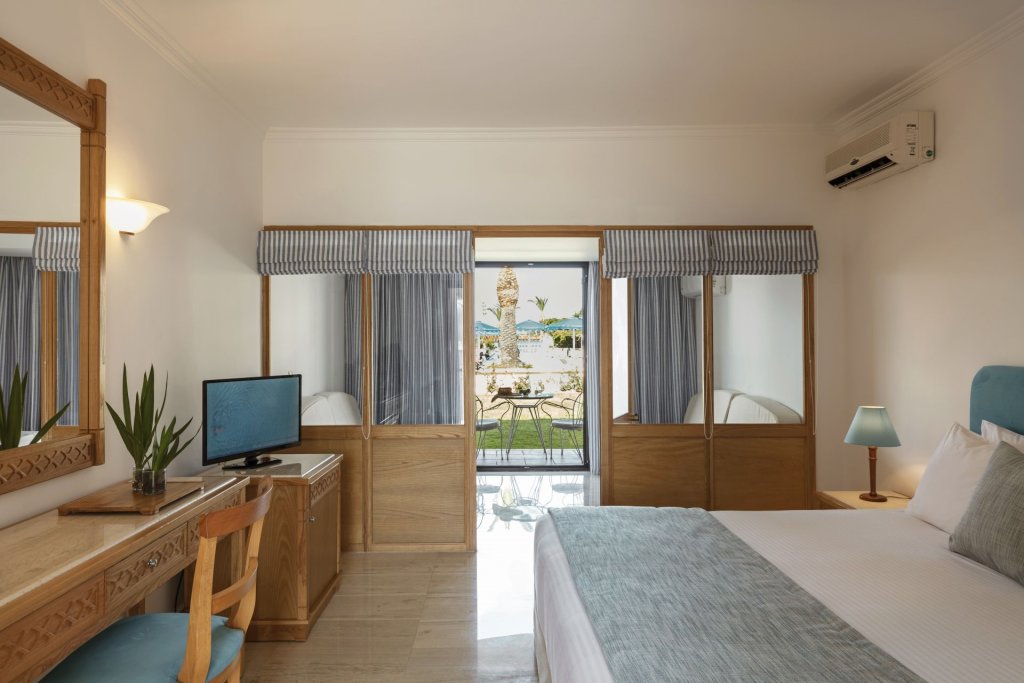 Camera familiare Standard con vista sulla piscina Mitsis Ramira Beach Hotel